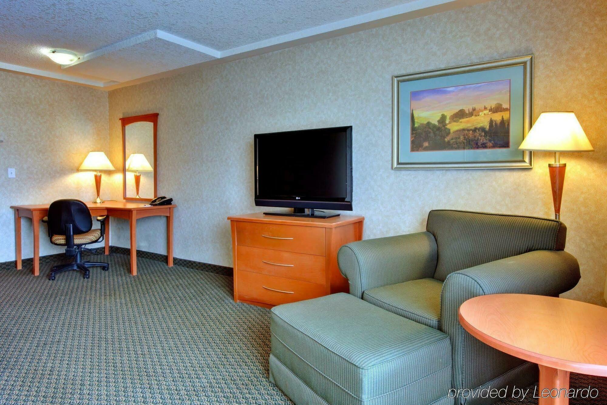 Holiday Inn Express And Suites Calgary, An Ihg Hotel Room photo